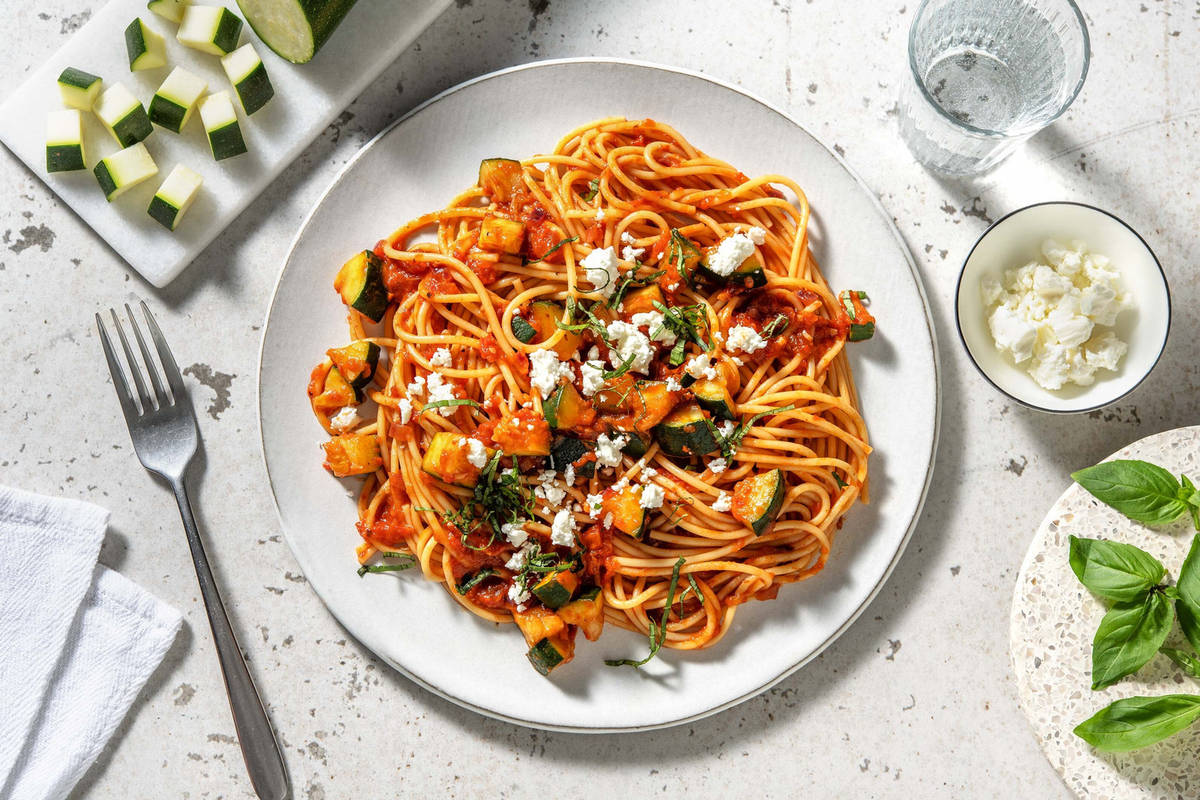 Volkoren pasta met geroosterde-paprikasaus en geitenkaas