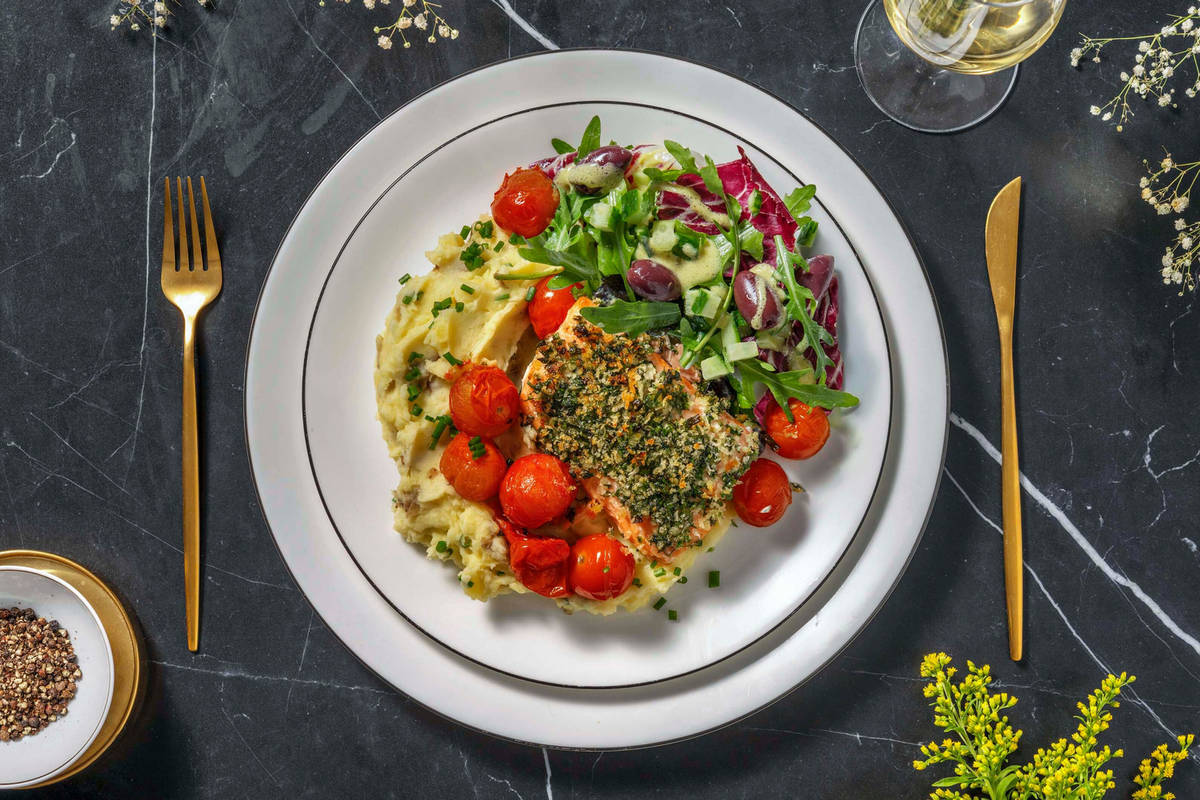 Zalmfilet in zelfgemaakte kruidenkorst met gepofte kerstomaten