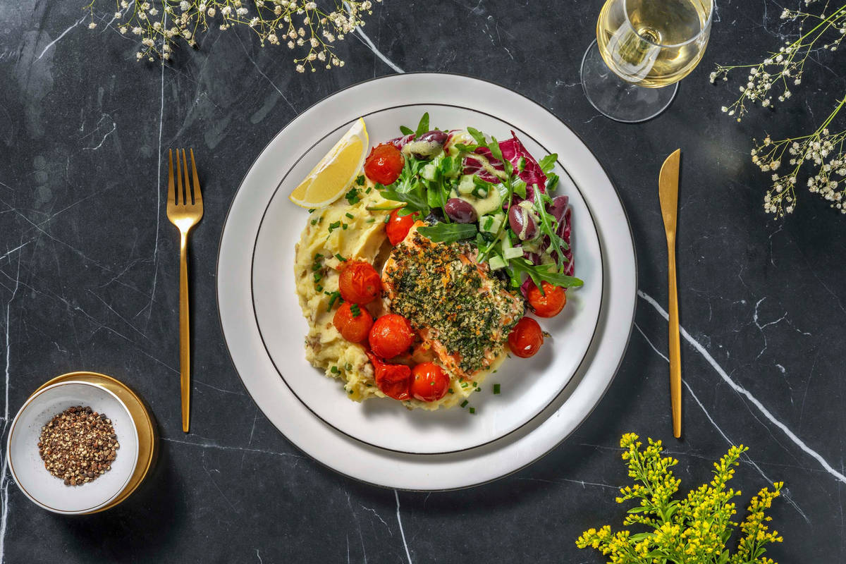 Zalmfilet in zelfgemaakte kruidenkorst met gepofte kerstomaten