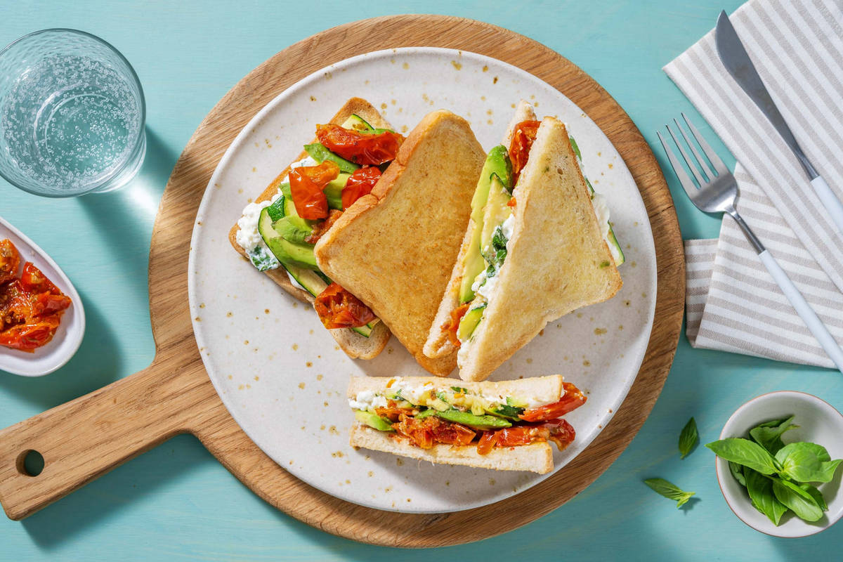 Avocado sandwich mediterraneo