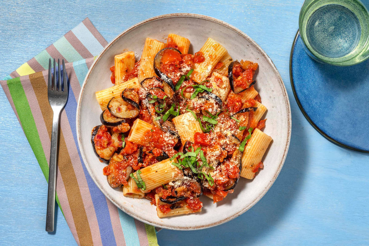 Rigatoni alla norma met Parmigiano Reggiano