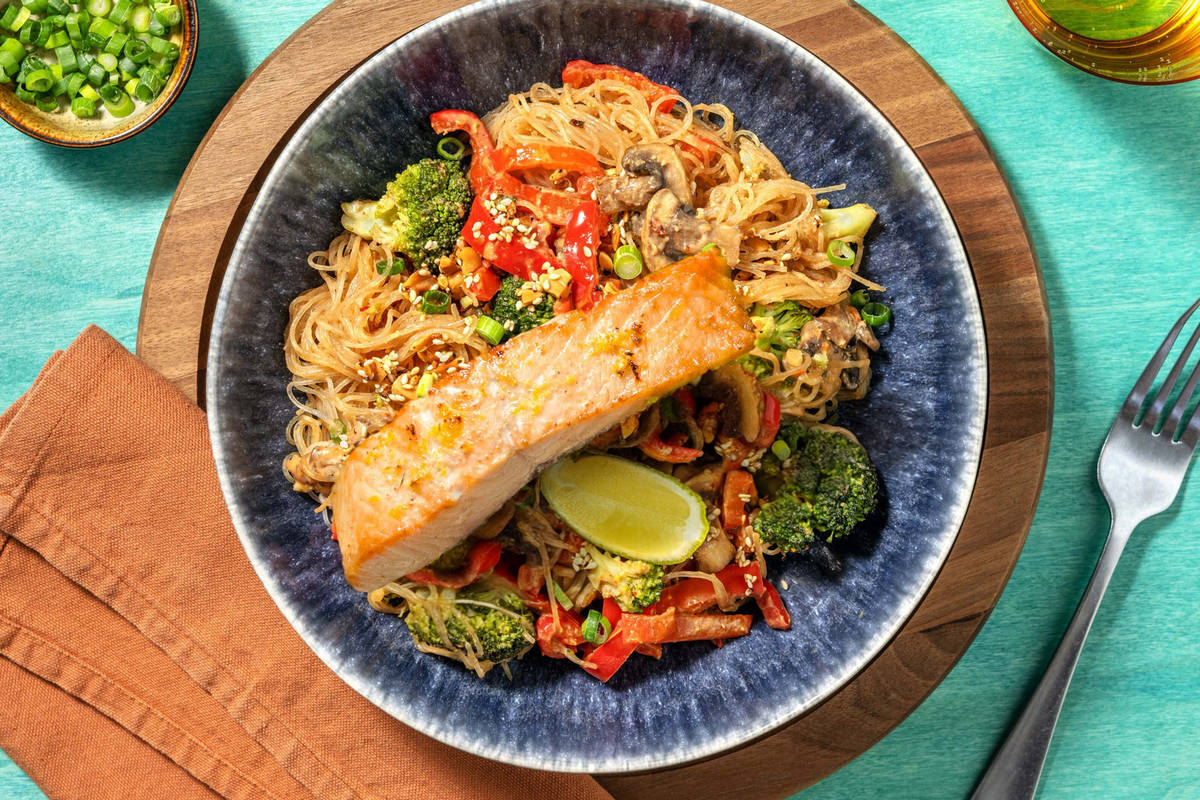 Glasnudeln in Miso-Erdnuss-Soße mit extra Lachsfilet