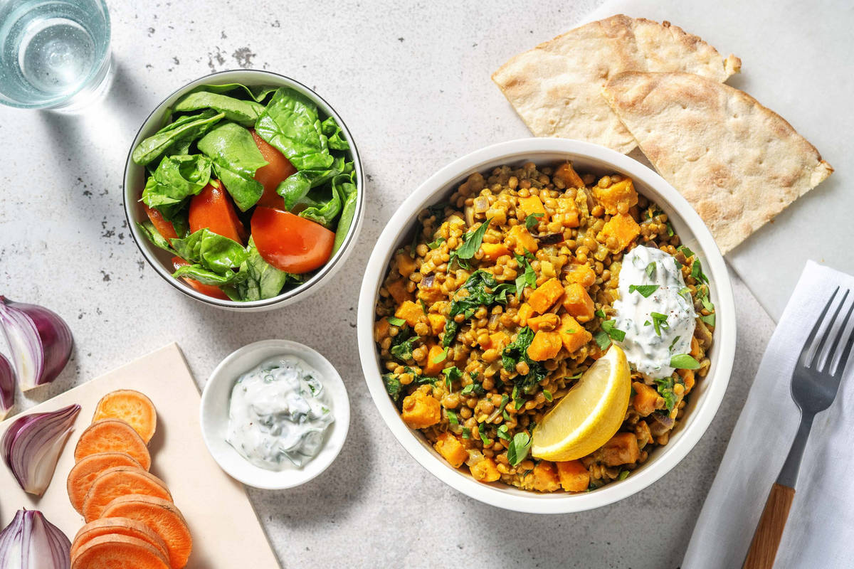 Linzenstoof met gele currykruiden en naan
