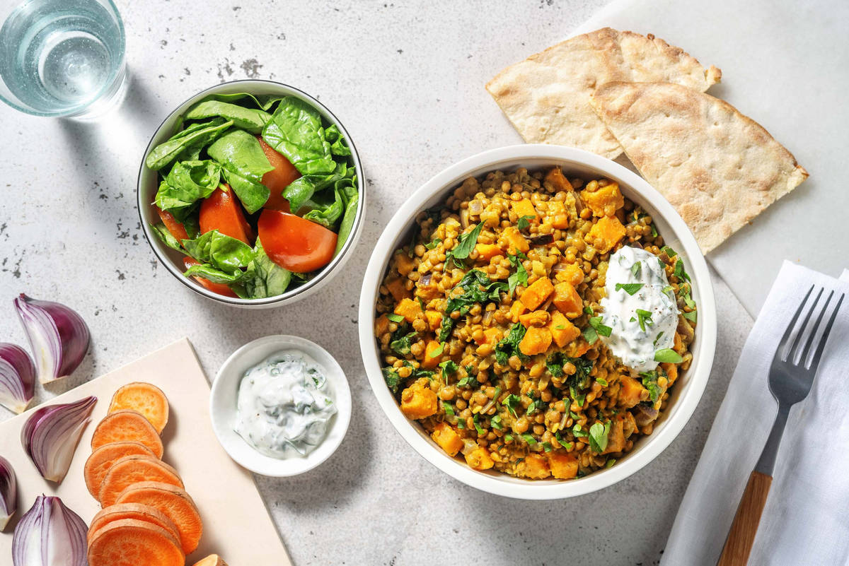 Curry de patate douce et lentilles avec pain naan
