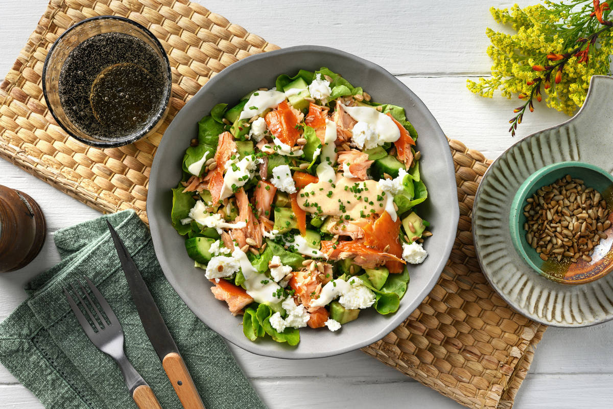 Salade met warmgerookte zalm
