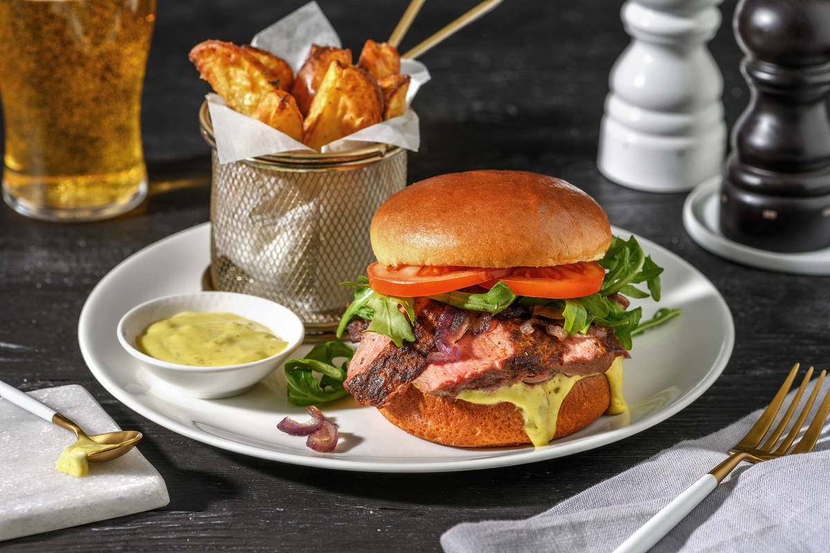 Marineret steakburger og pestodressing