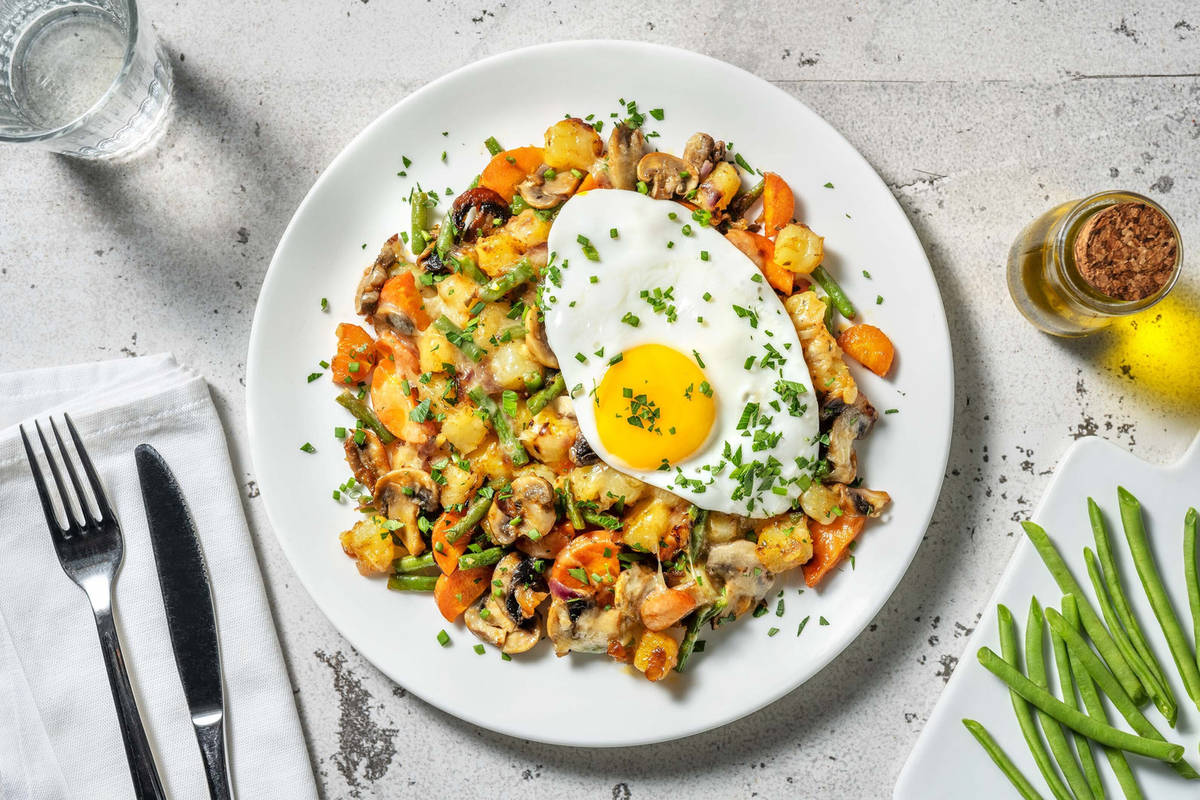 Gebakken aardappeltjes met spiegelei en champignons