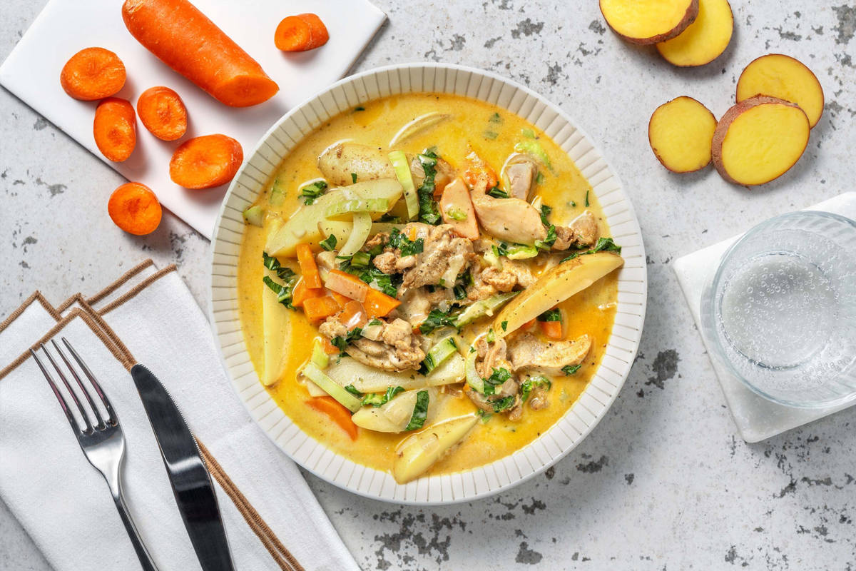 Aziatische curry-maaltijdsoep met kip en aardappelen