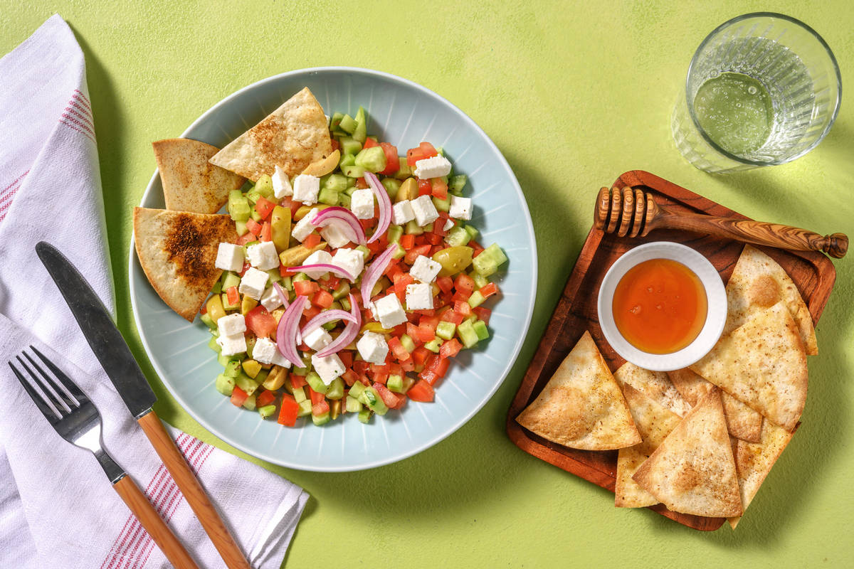Insalata alla greca di cetrioli e formaggio