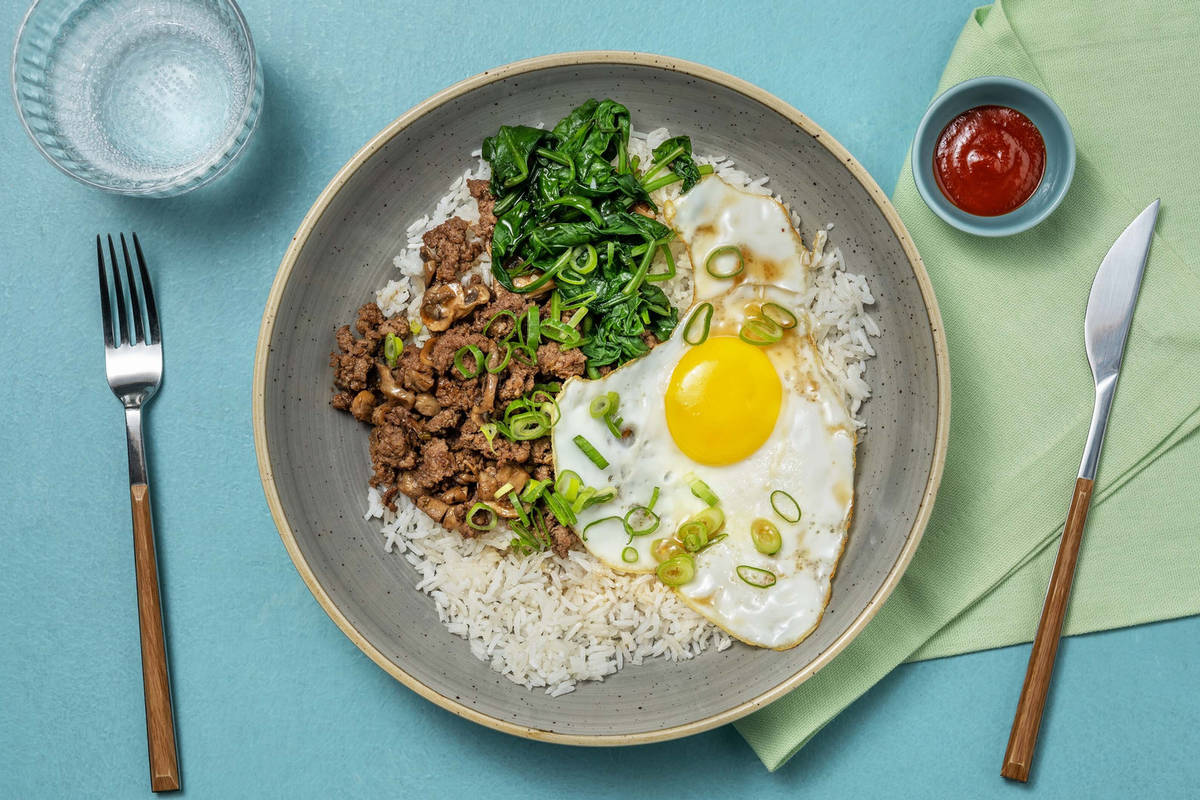 Bibimbap con carne, funghi, spinaci