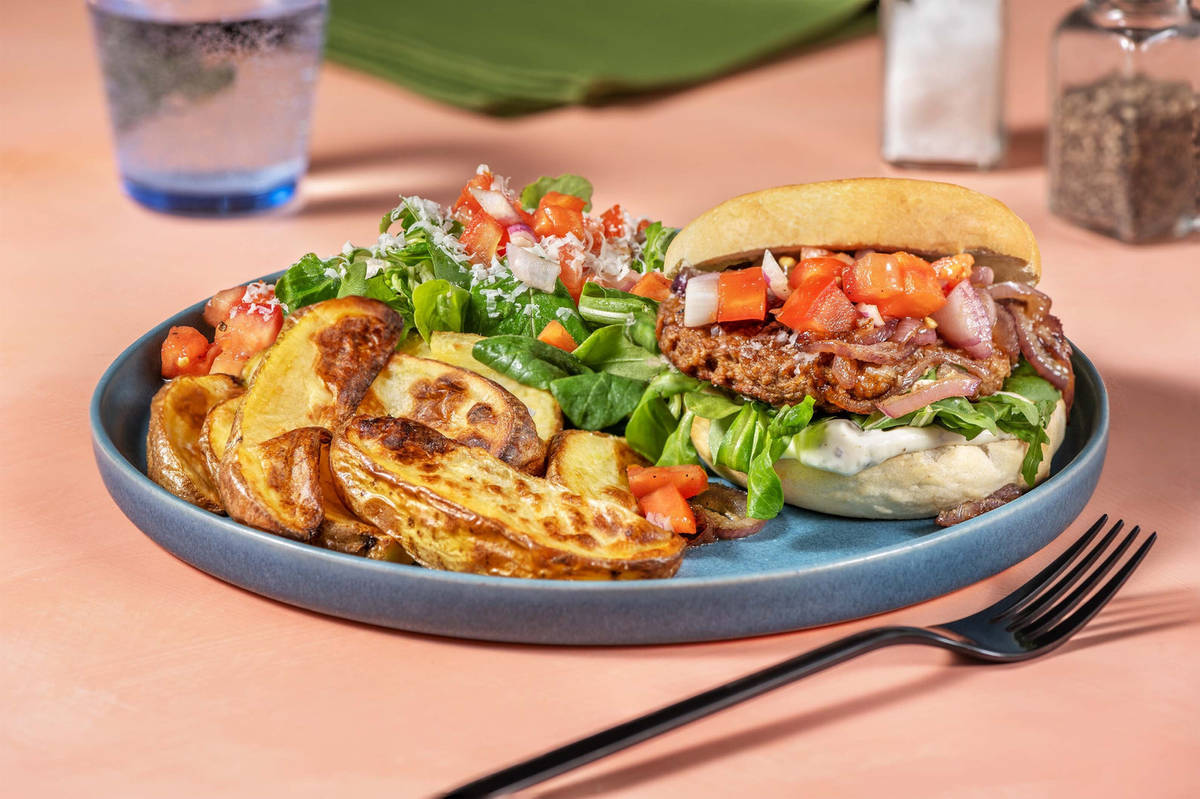 Burger végétarien, salsa de tomate et mayonnaise au basilic