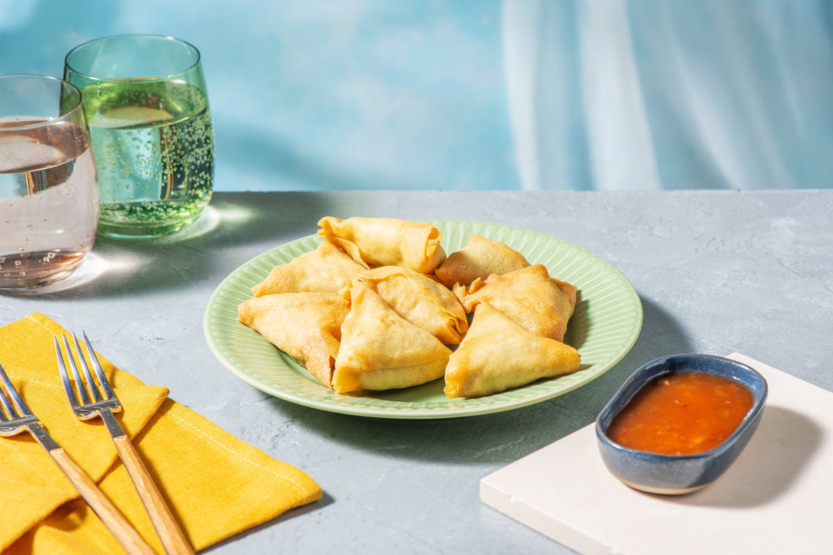 Samossas veggie : Bouchées croustillantes aux légumes & sauce aigre-douce