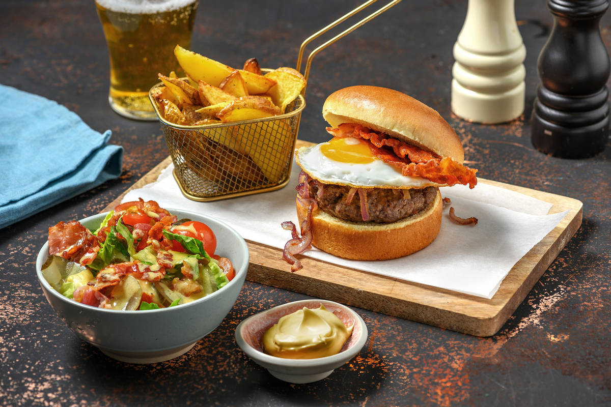 Burger de veau gourmand au lard et un œuf au plat