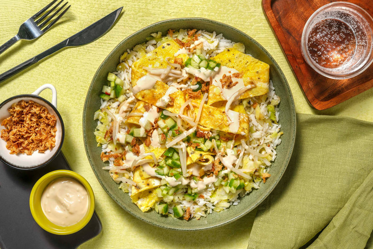 Riz sauté avec omelette et mayonnaise soja-sésame