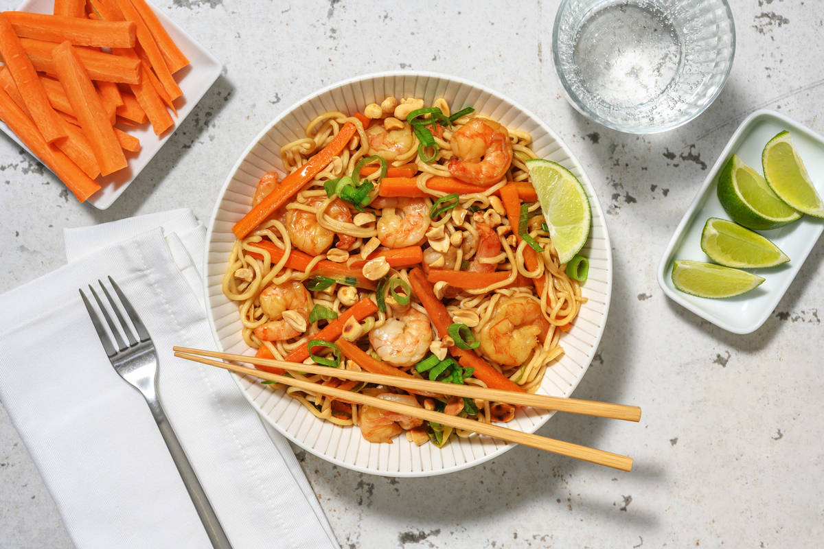 Pad thai di noodles ai gamberetti e verdure saltate
