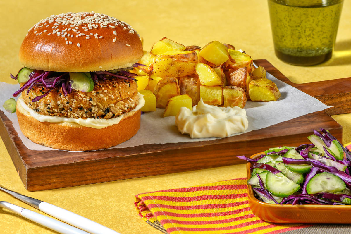 Burger de poisson et salade de chou rouge-concombre