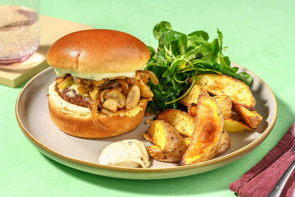 Vegetarische hamburger op briochebroodje met champignons