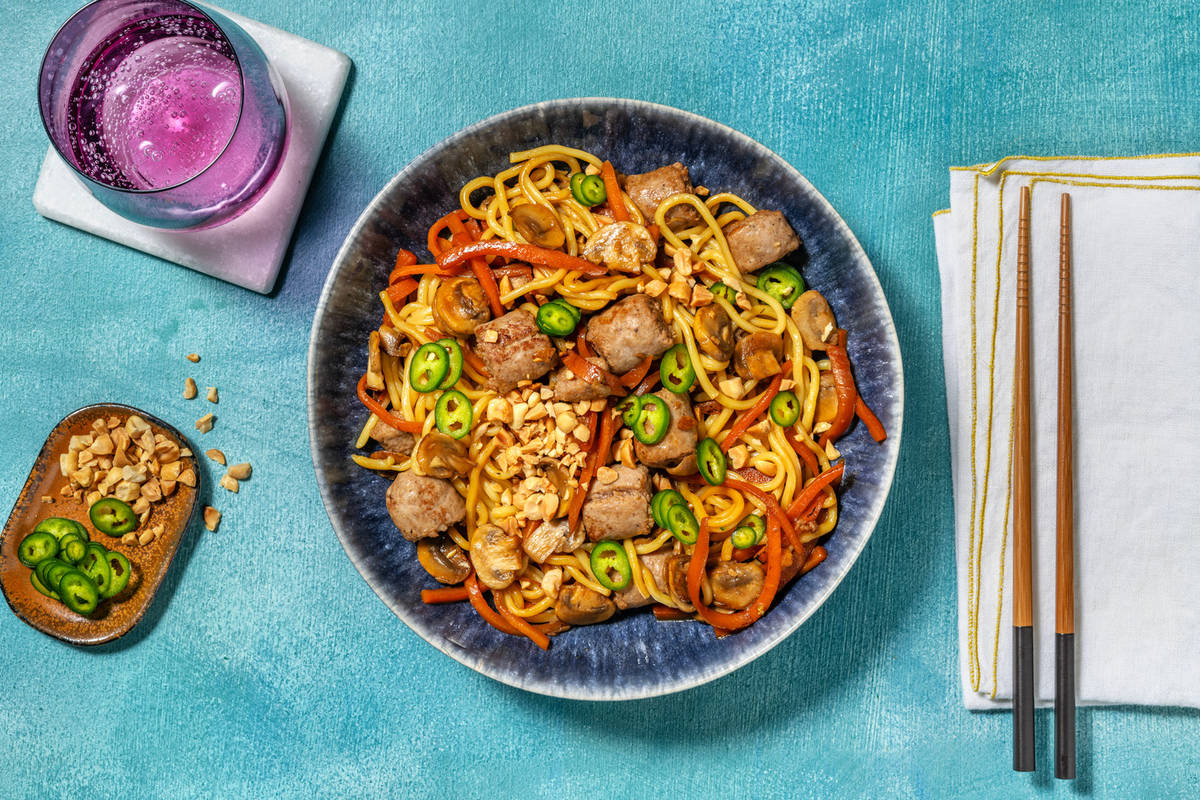 Noodles saporiti alla salsiccia e funghi