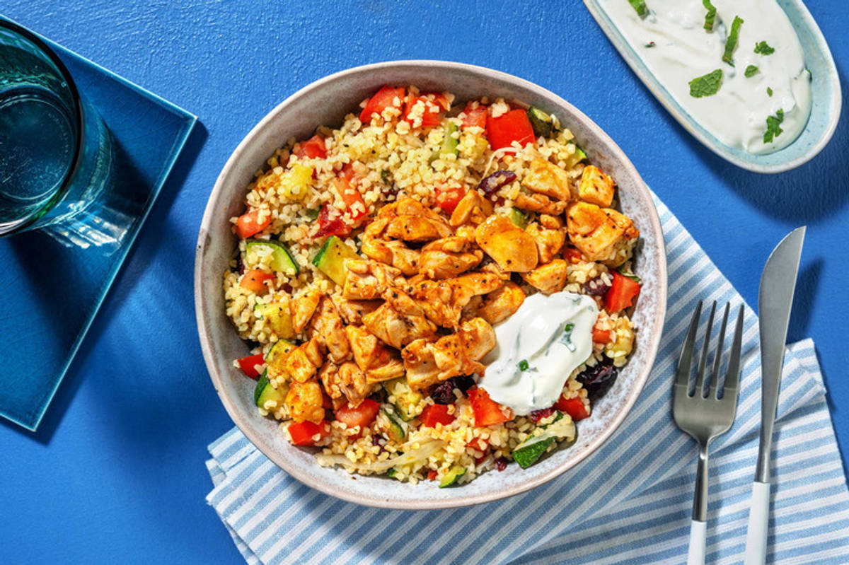 Bulgurbowl met veggie kipstukjes en yoghurtsaus