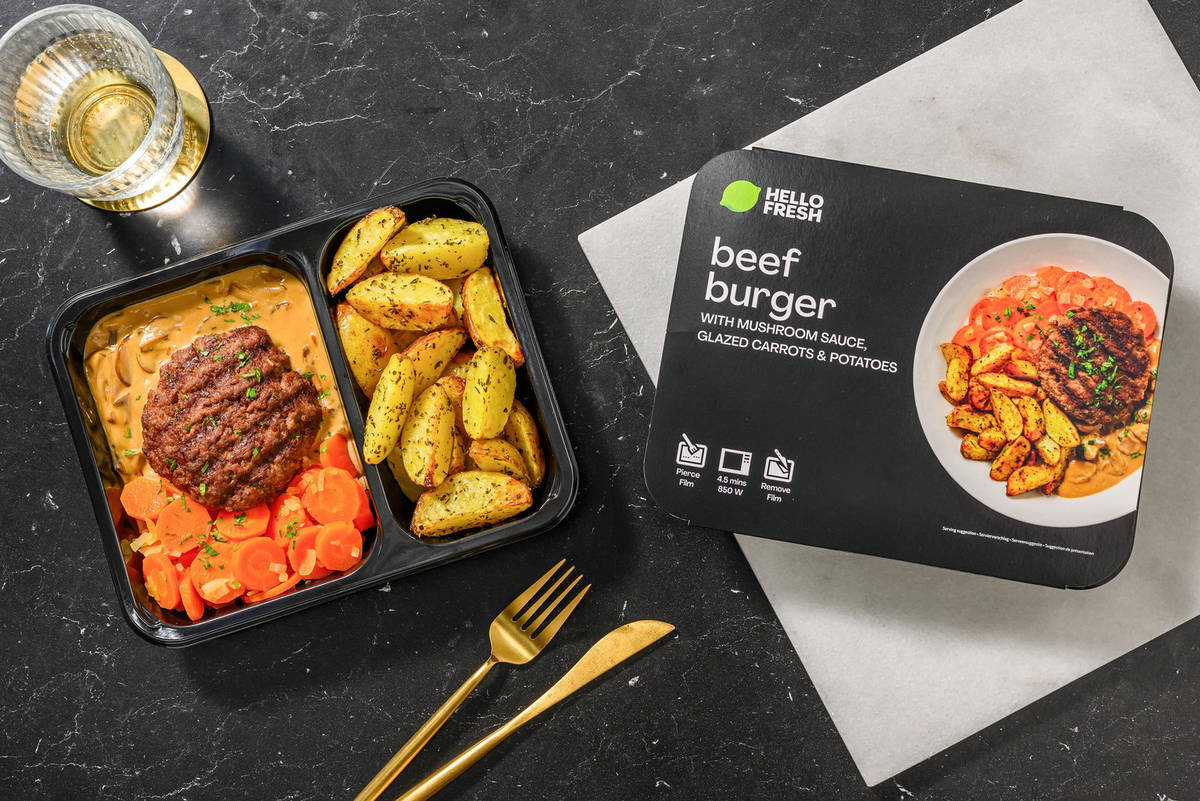 Runderburger met champignonsaus, wortels met honing en aardappelen