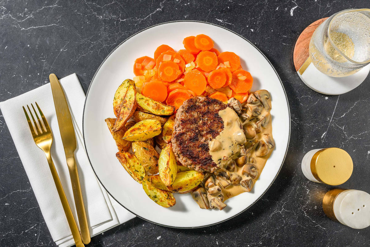Runderburger met champignonsaus, wortels met honing en aardappelen