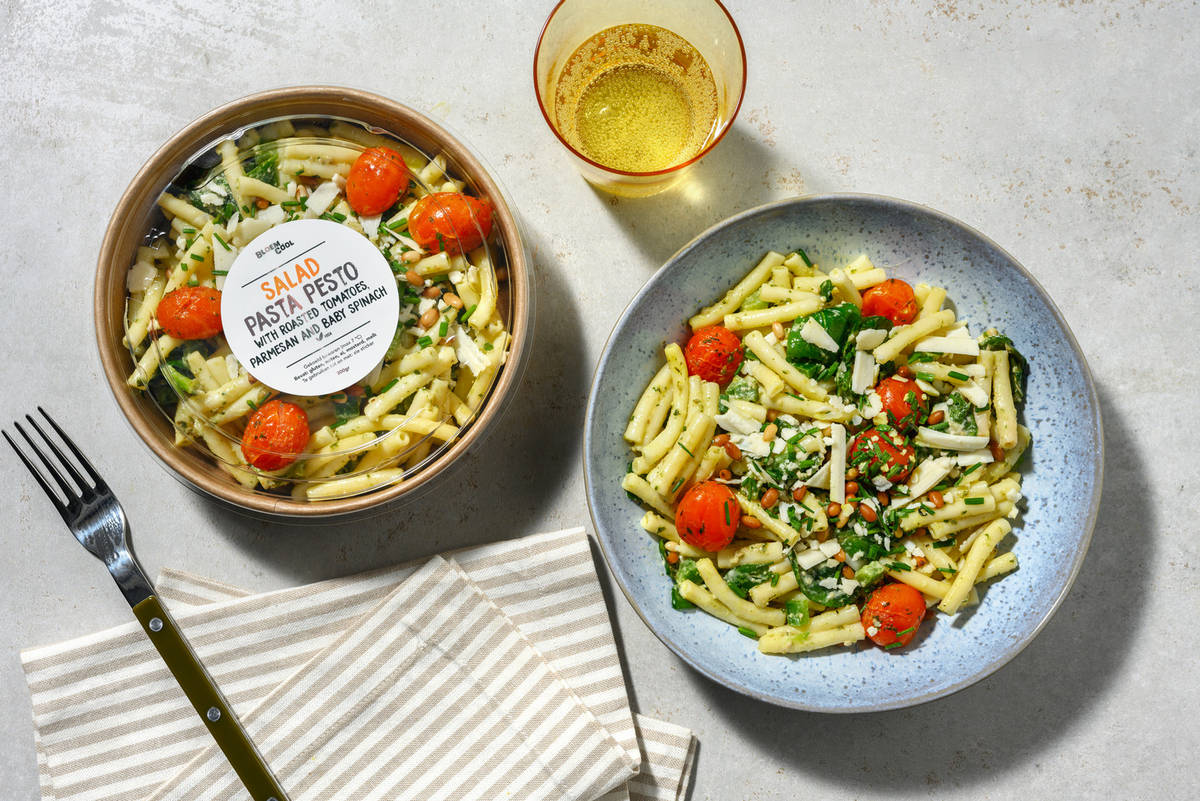 Pasta-pestosalade met babyspinazie