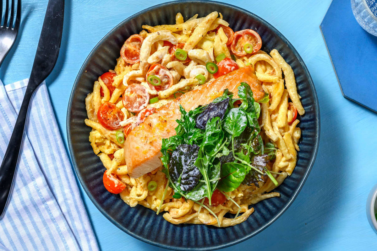 Spätzle-Pfanne mit Mozzarella und extra Lachsfilet