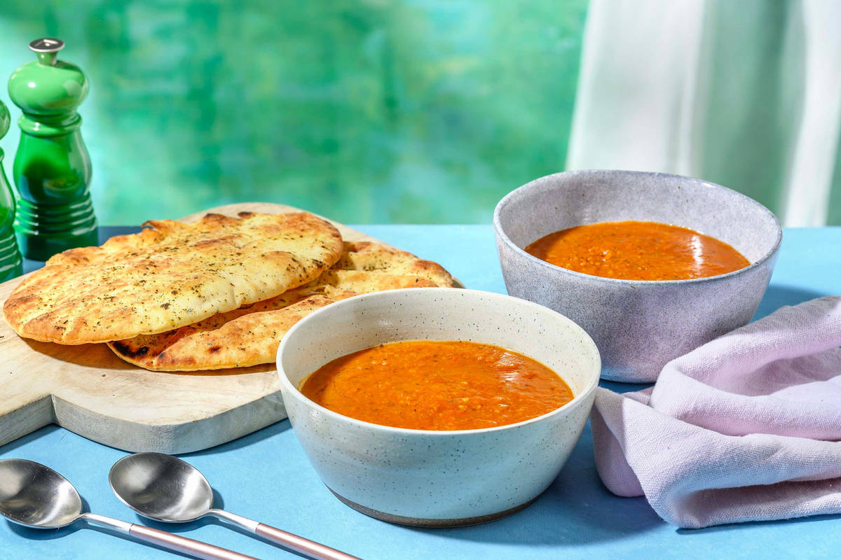 Verse kikkererwtensoep en naanbrood met kruiden
