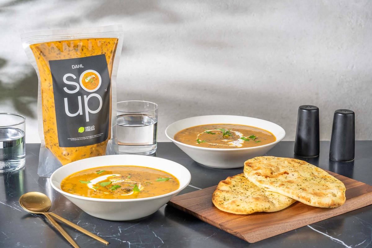 Soupe dahl à l'indienne et pain naan aux herbes et à l'ail