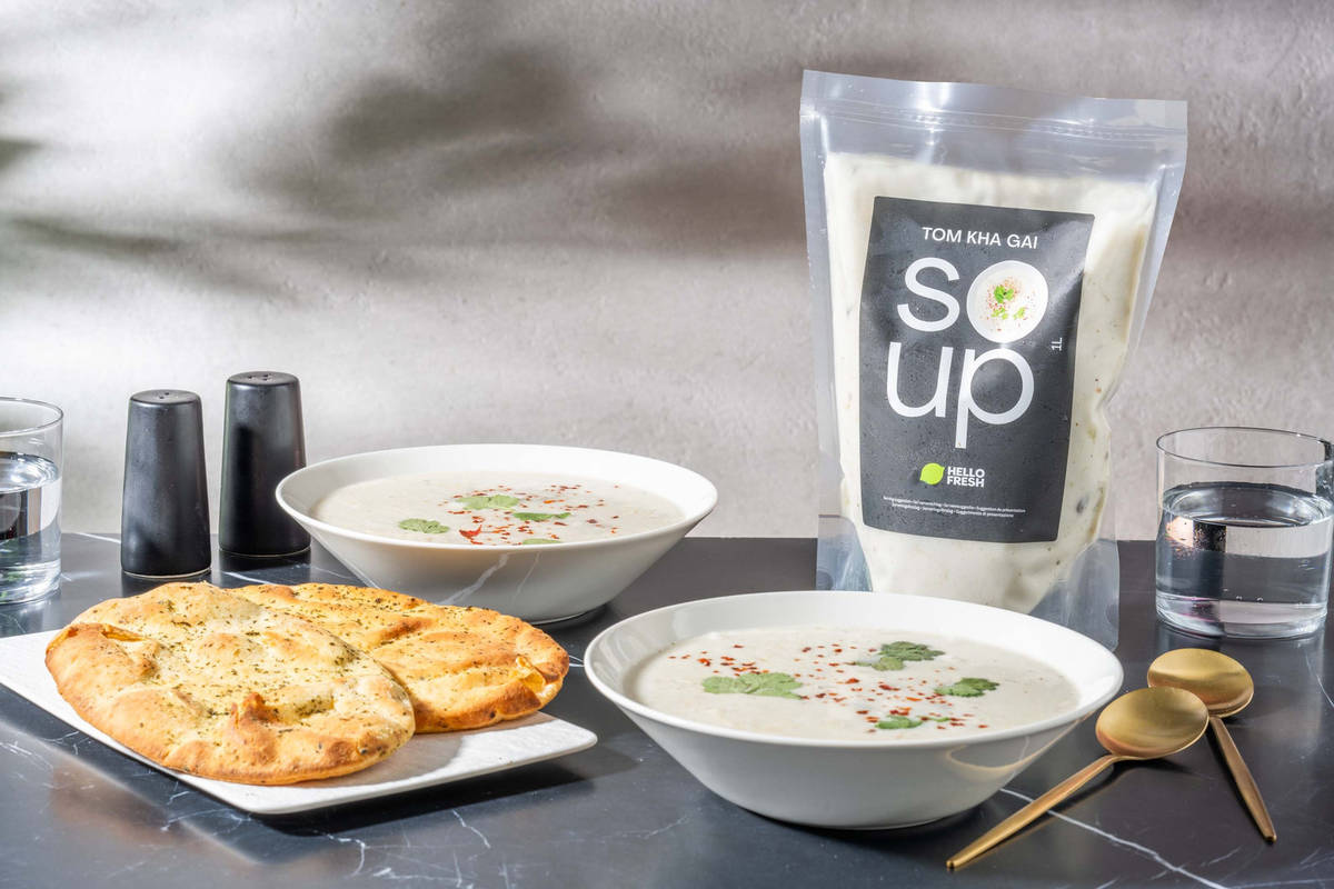Verse Thaise kokos-kippensoep met naanbrood met kruiden
