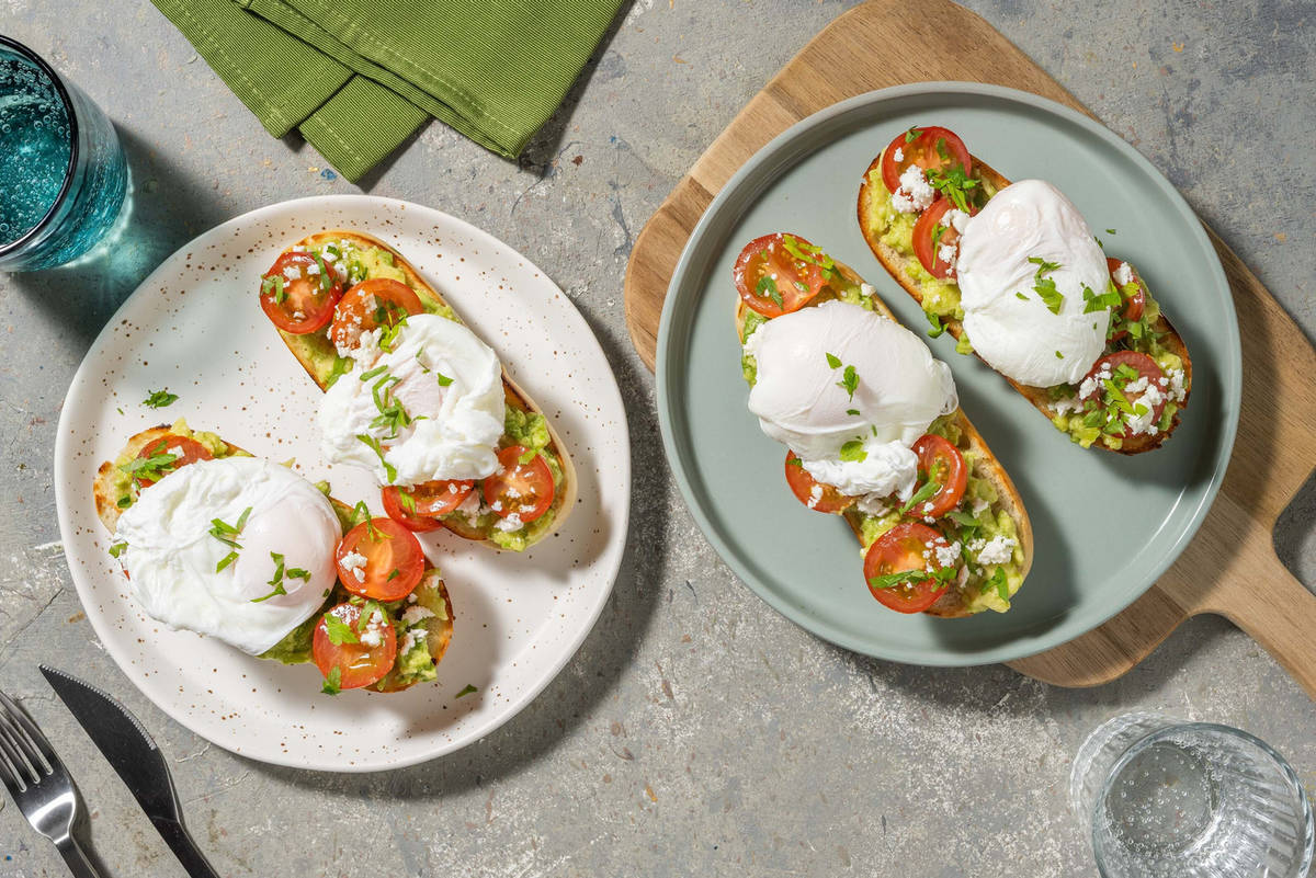 Smashed avocado toast met ei en kerstomaten