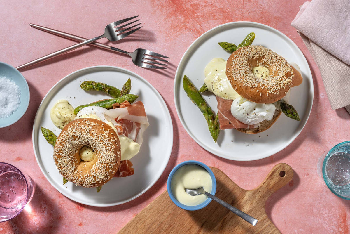 Bagel met asperges en een gepocheerd ei