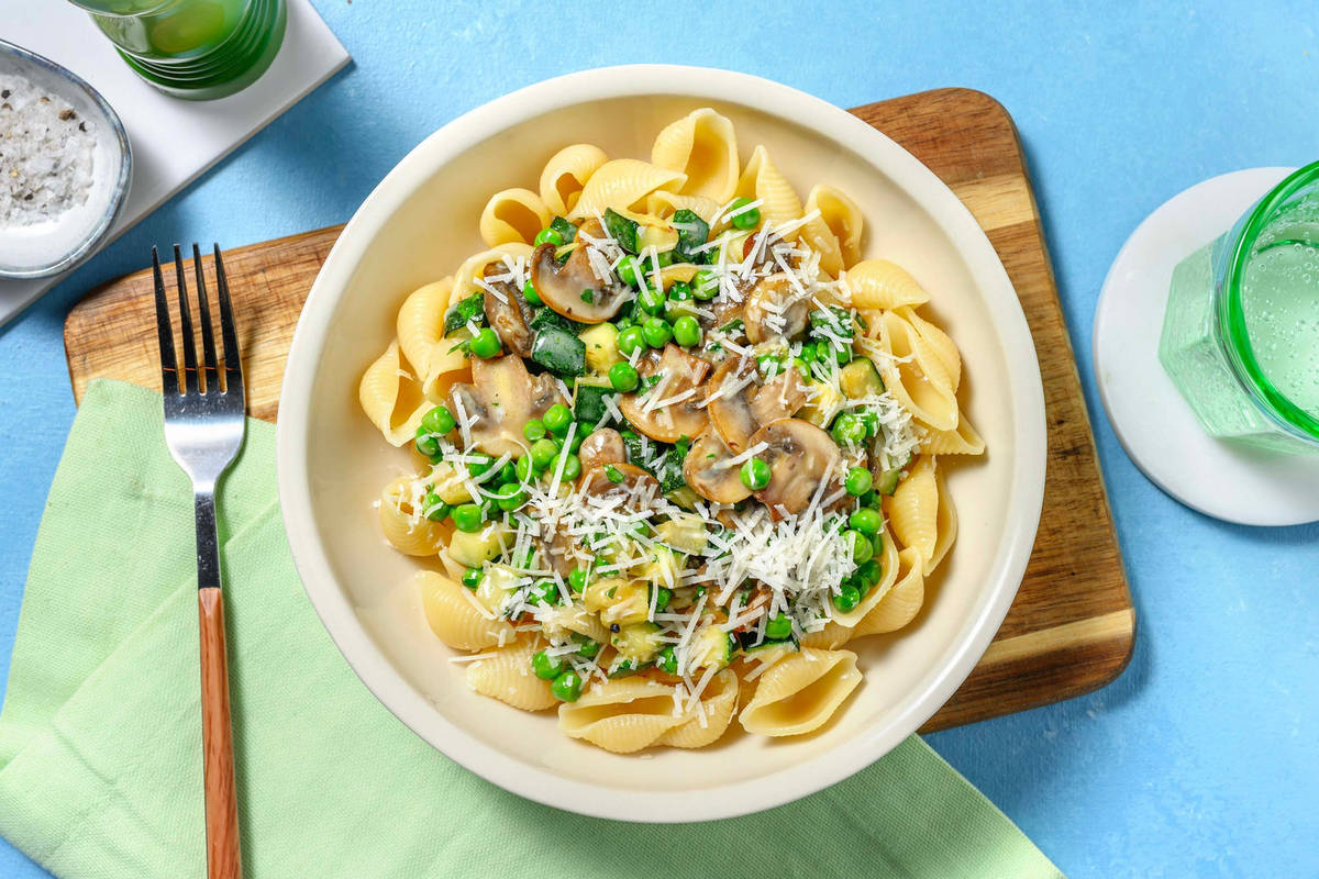 Vegetarische pasta carbonara met courgette
