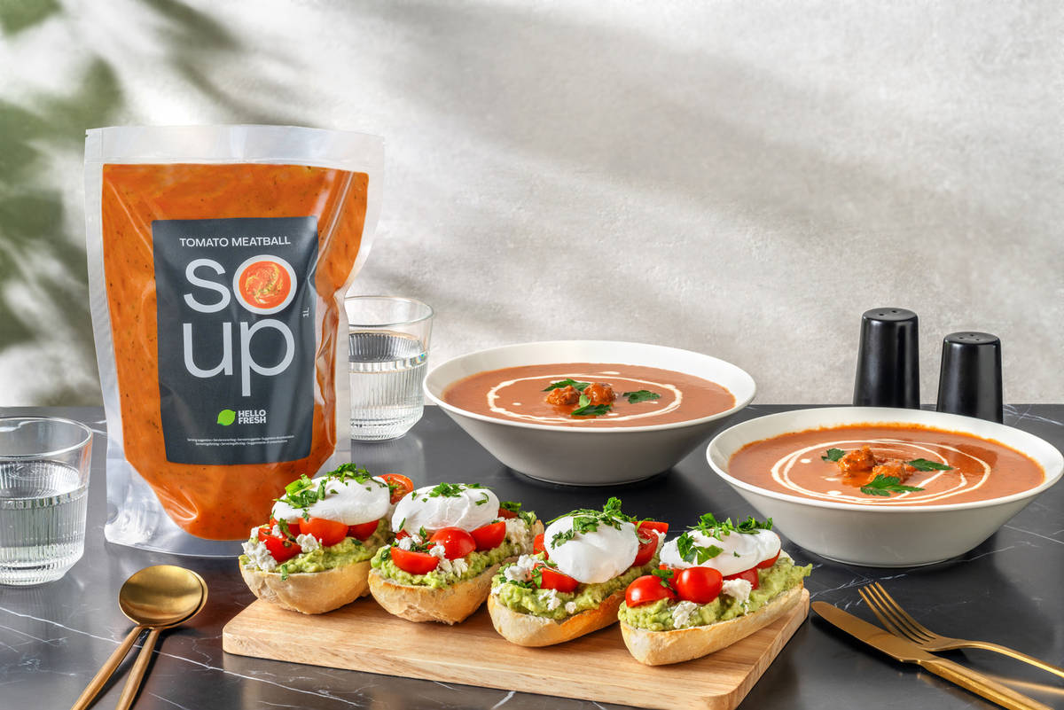 Soupe de tomate et toast à l'avocat avec un œuf poché