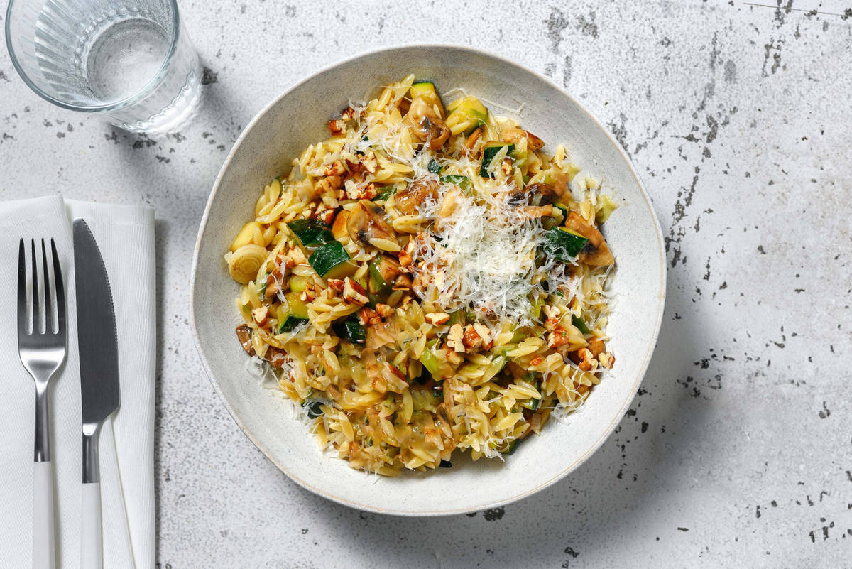 Risotto d’orzo garni de courgette, noix et pecorino