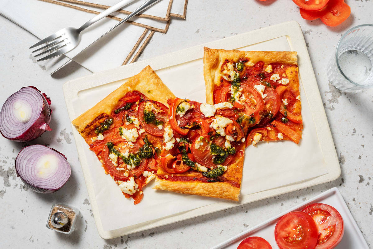 Tarte fine au fromage de chèvre et sauce au poivron