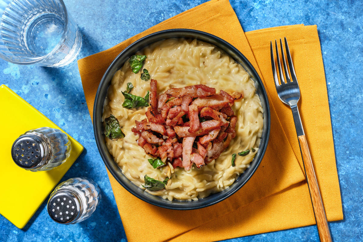 Orzo en salsa de queso con bacon crujiente