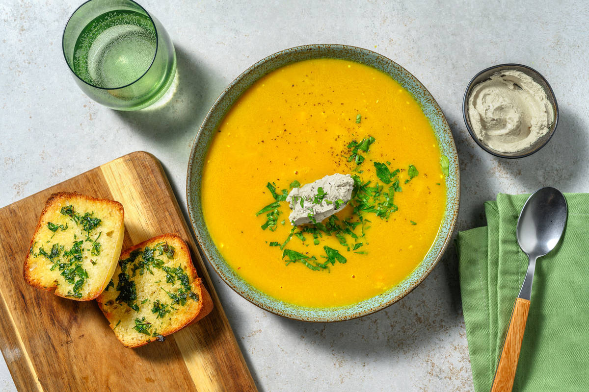 Velouté de zanahoria con leche de coco y langostinos