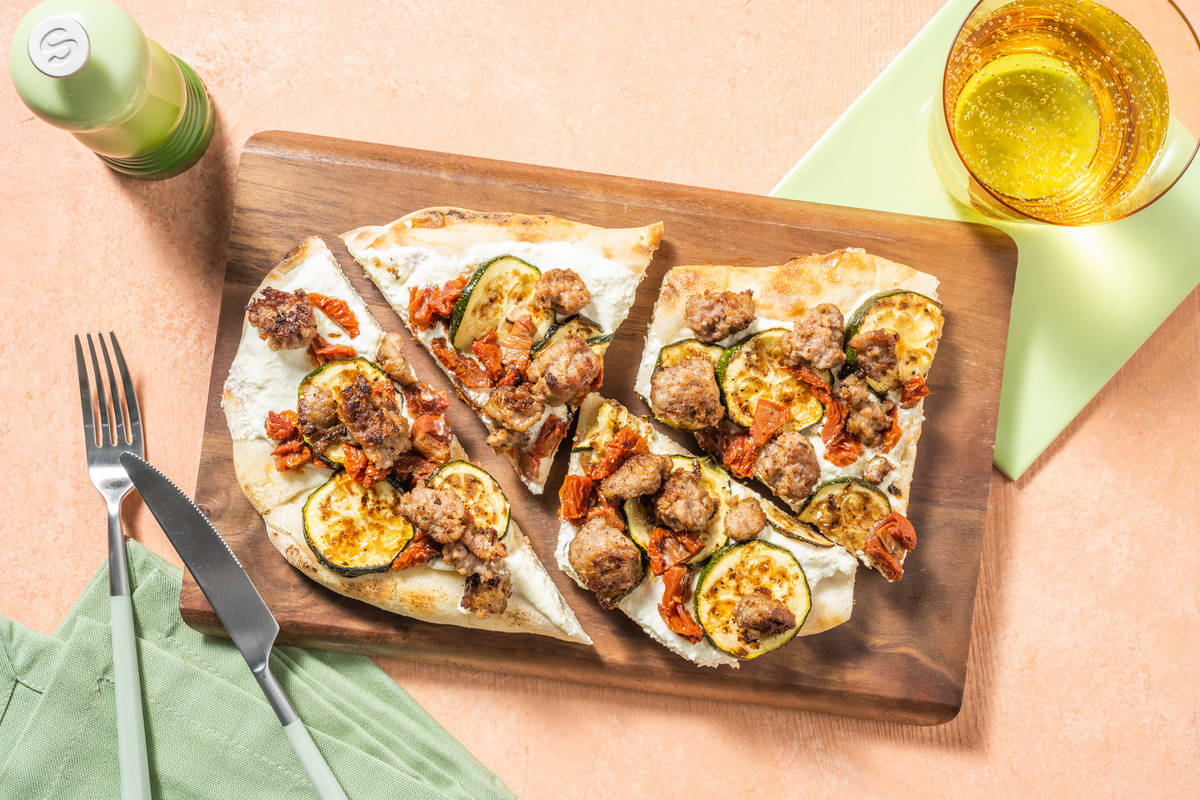 Pinsa alla salsiccia e crema di ricotta