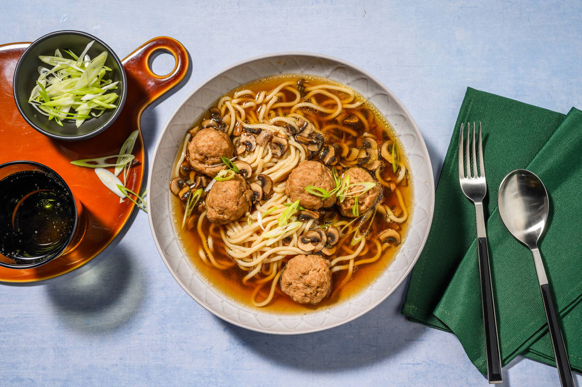 Sopa de fideos udon con albóndigas de cerdo