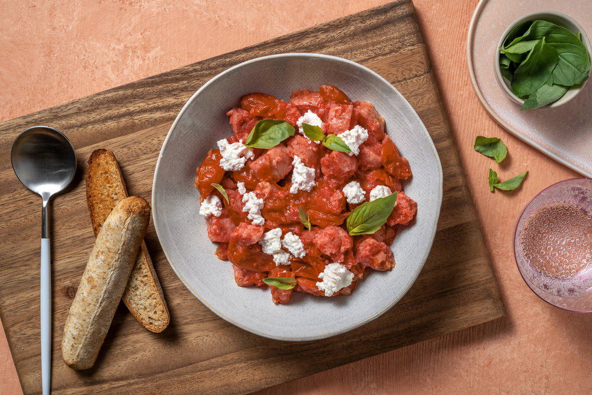 Pappa al pomodoro e gocce di ricotta