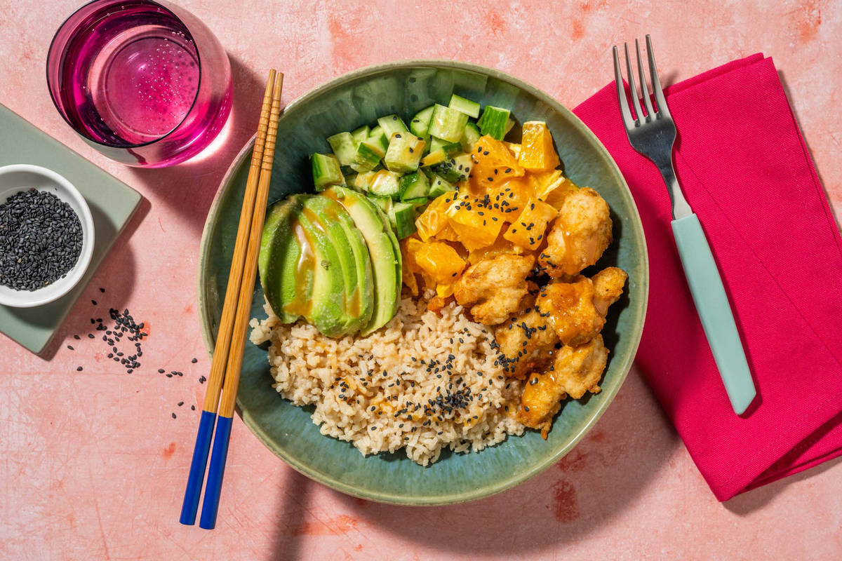Pokébowl met gefrituurde kip en bruine rijst