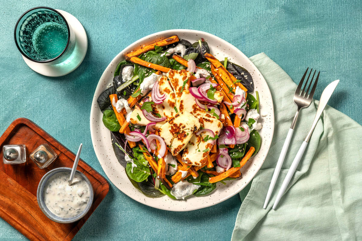 Bol mediterráneo de queso estilo chipriota y salmón
