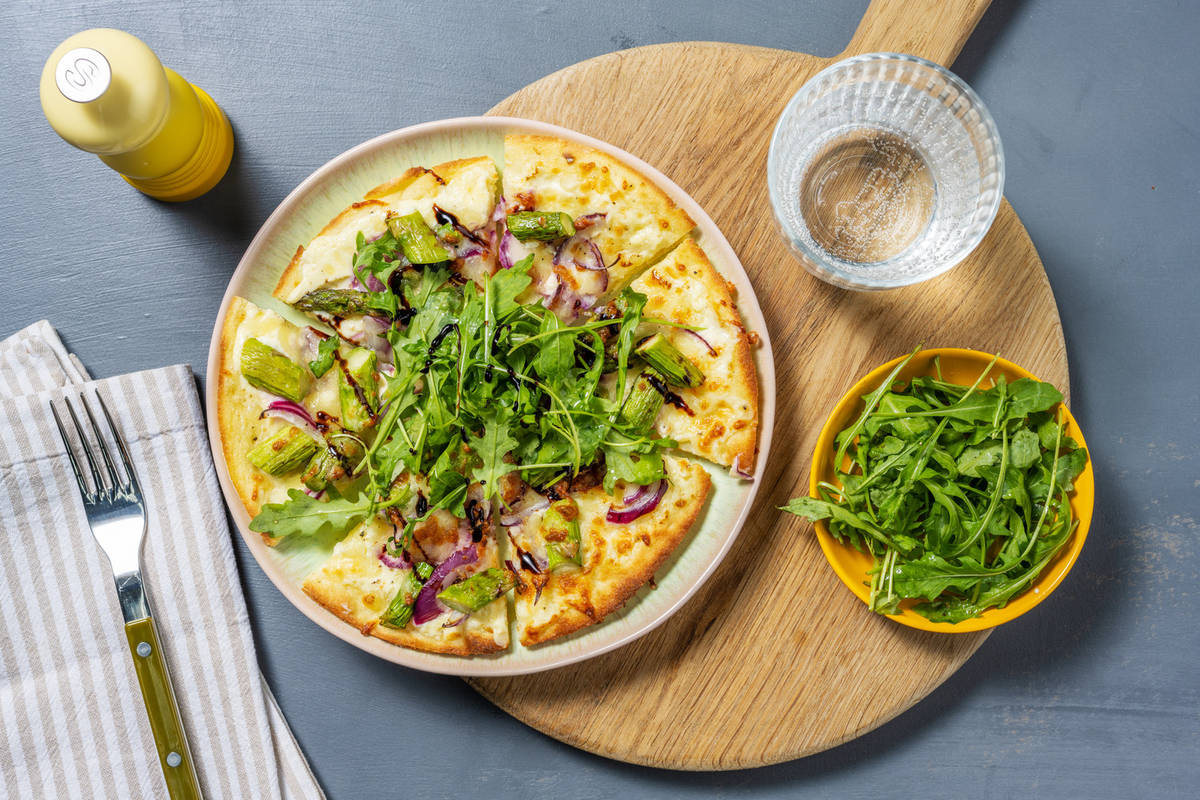 Pizza con espárragos y cebolla