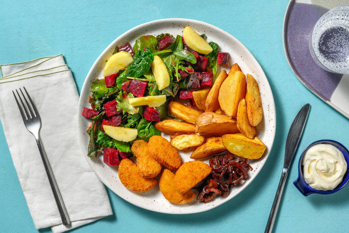 Vegan nuggets met bietensalade en aardappelwedges