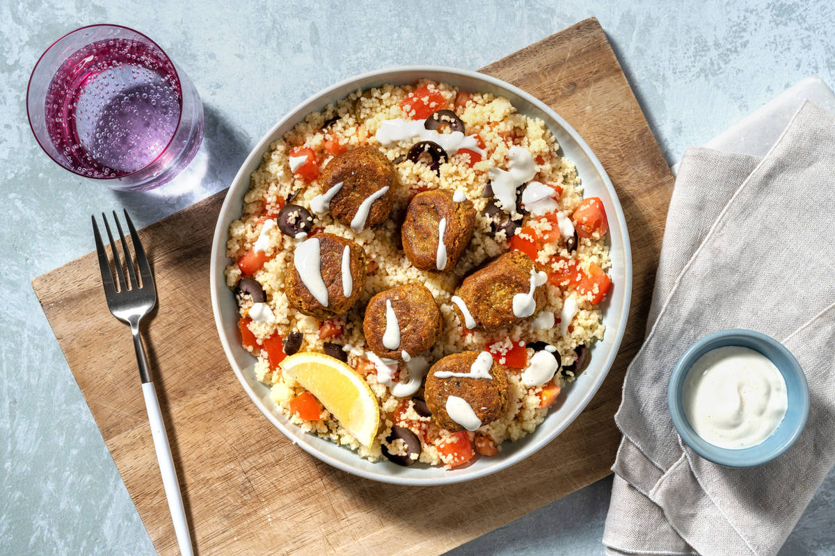 Falafel fritti e yogurt greco al cumino