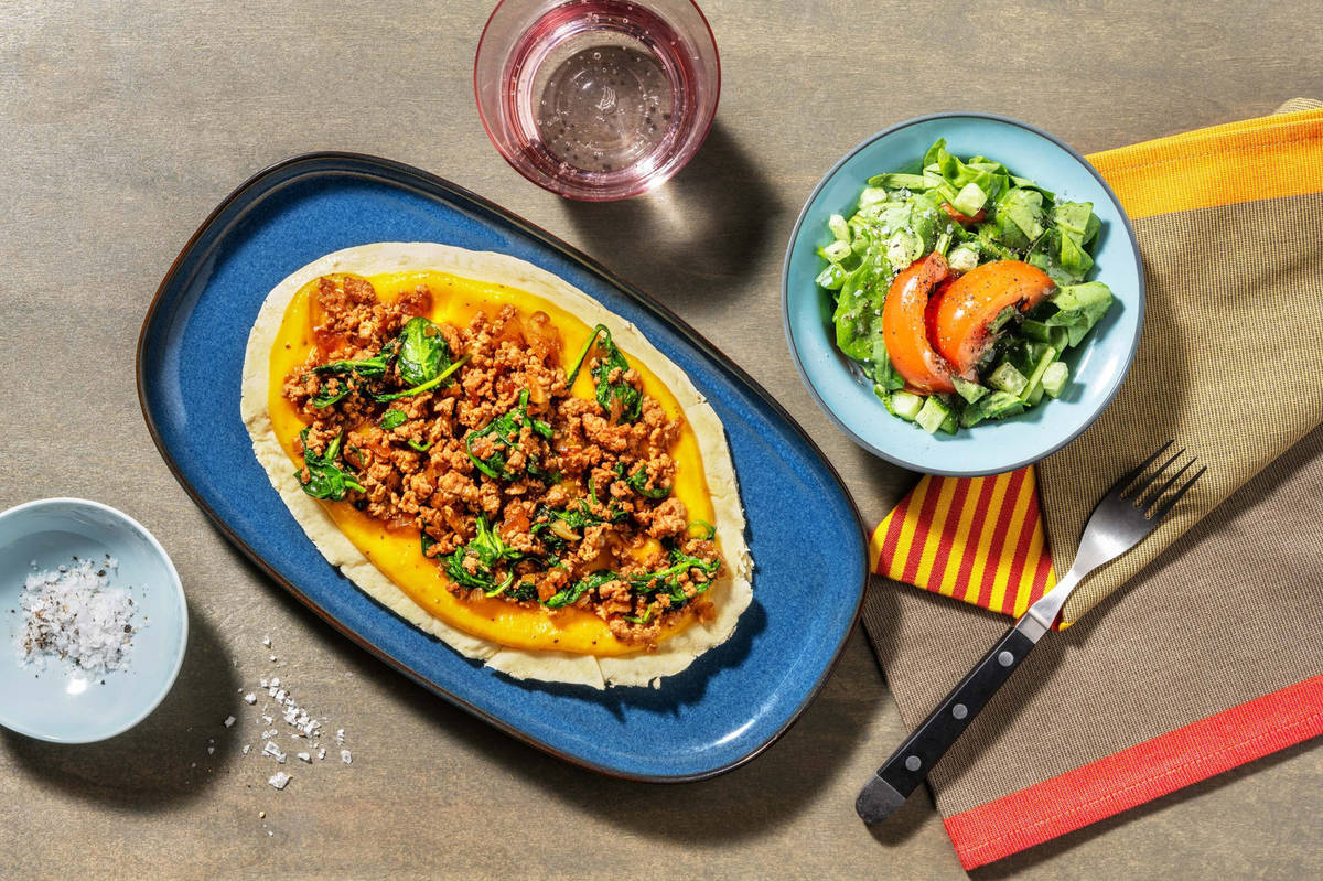 Pizza sur naan garnie de yazzara, bœuf haché & épinards