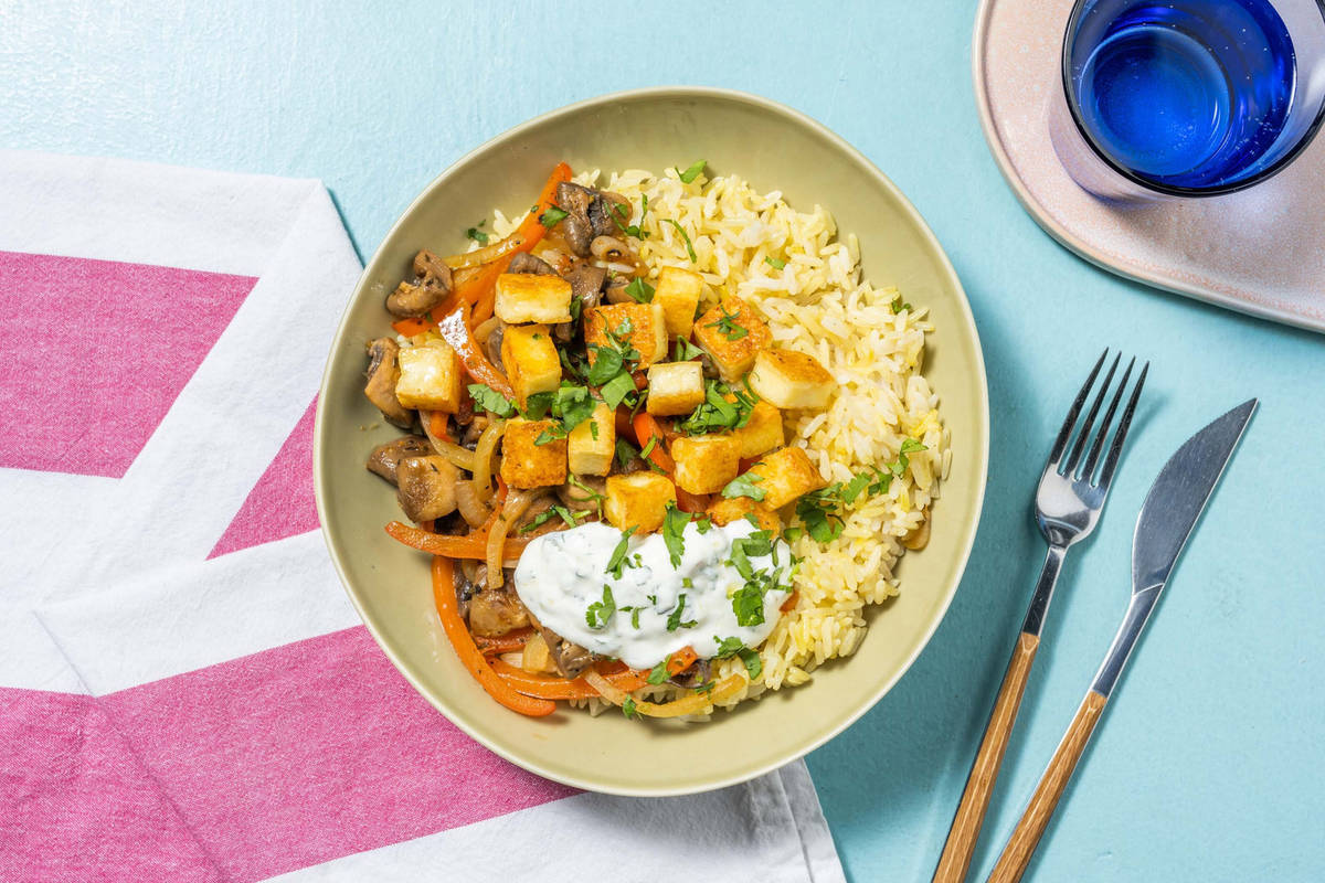 Witte grillkaas met kruidige yoghurtsaus