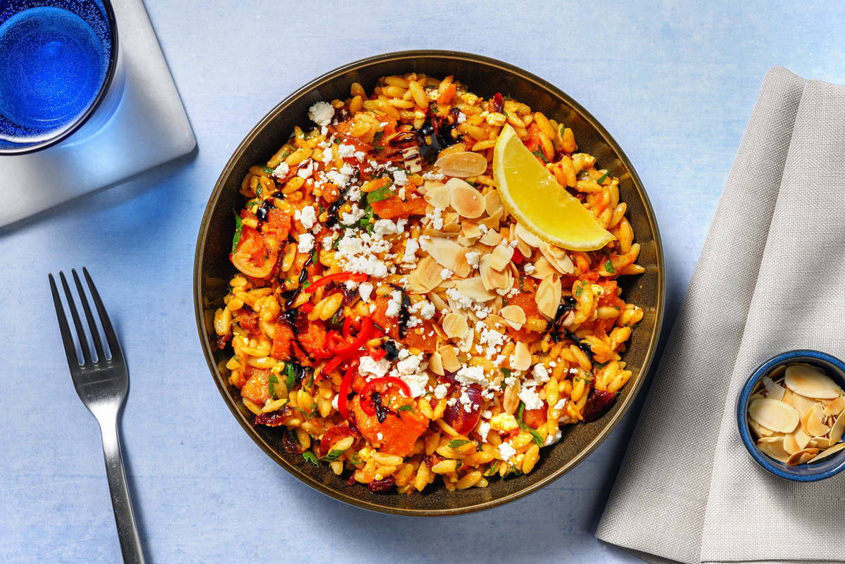 Warmer Orzo-Salat mit Kürbis-Zwiebel-Gemüse