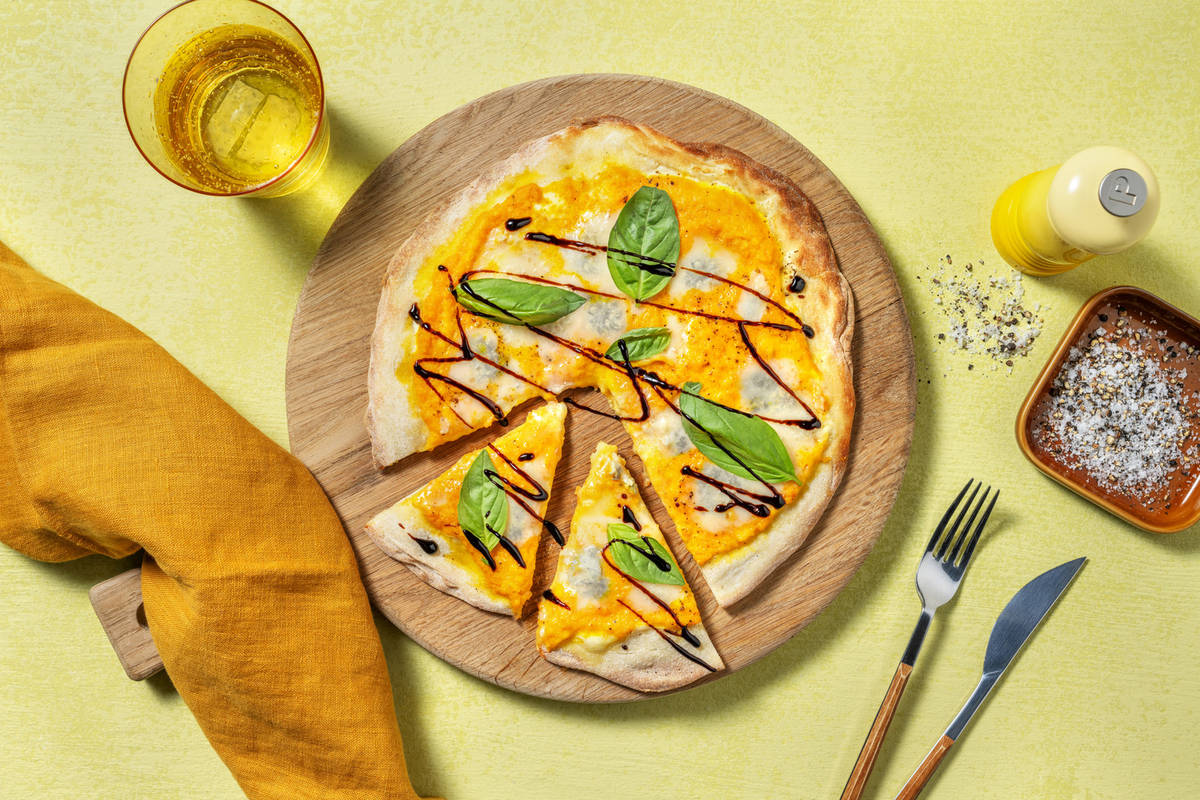 La especial: pizza con crema de zanahoria y queso azul